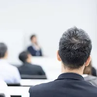 研修を受講している人々の画像
