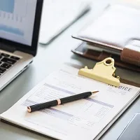 卓上のオフィス用品画像